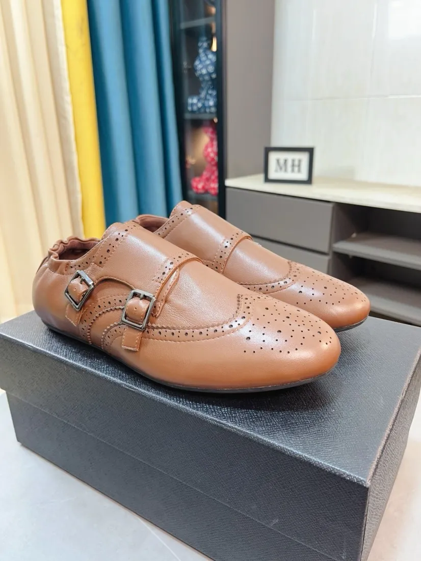 Men's shoes 💰560🌸🌸Men's shoes 💰prada/Prada New men's spliced ​​casual sports shoes. These sports shoes use exquisite stitching technology to outline a unique geometric texture, and contemporary lines and details reinterpret the classic sports style. The upper is made of ultra-official material, and the inner foot pad is made of cow leather. It is light and breathable, practical and versatile, and the outsole has a laser logo to create a comfortable wearing experience. Comes with full set of original packaging dust bag! Size: 38-44 (45 customized)